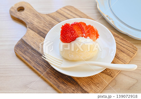 いちごとホイップクリームの大福風スイーツ いちごとホイップクリームの大福風スイーツ 139072918