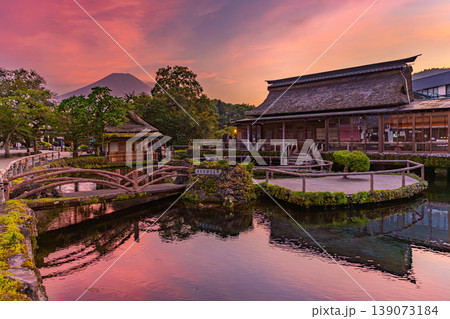 忍野八海と富士山  夕焼け 139073184