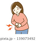 お腹が痛い女性　腹痛 139073492