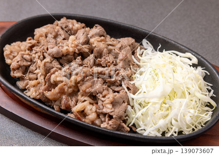 おいしいオーストラリア産肩ロース牛肉の切り落としの焼肉と千切りきゃべつ 139073607