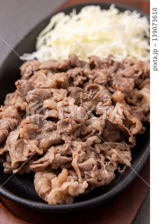 おいしいオーストラリア産肩ロース牛肉の切り落としの焼肉と千切りきゃべつ 139073610