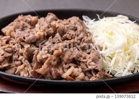 おいしいオーストラリア産肩ロース牛肉の切り落としの焼肉と千切りきゃべつ 139073612