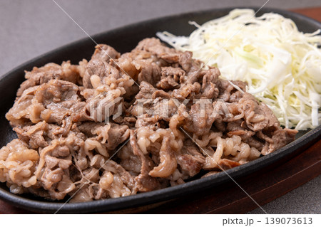 おいしいオーストラリア産肩ロース牛肉の切り落としの焼肉と千切りきゃべつ 139073613