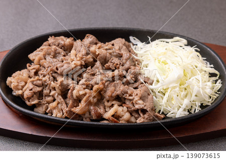 おいしいオーストラリア産肩ロース牛肉の切り落としの焼肉と千切りきゃべつ 139073615