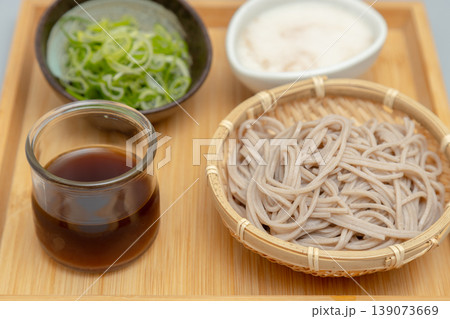 日本の伝統的麺料理 とろろが添えられたざるそば 日本の伝統的麺料理 とろろが添えられたざるそば 139073669