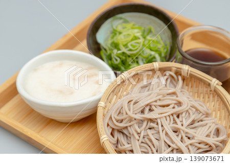 日本の伝統的麺料理 とろろが添えられたざるそば 日本の伝統的麺料理 とろろが添えられたざるそば 139073671