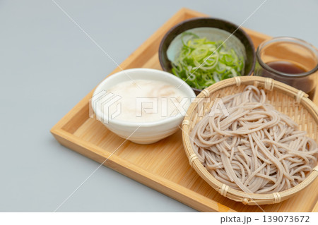 日本の伝統的麺料理 とろろが添えられたざるそば 日本の伝統的麺料理 とろろが添えられたざるそば 139073672
