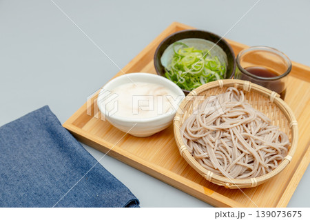 日本の伝統的麺料理　とろろが添えられたざるそば 139073675