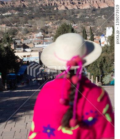 Young coya girl looking at the market of Humahuaca, Argentina 139073919