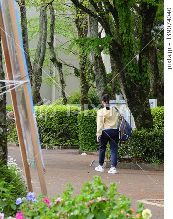 並木道を歩く大学生 並木道を歩く大学生 139074040