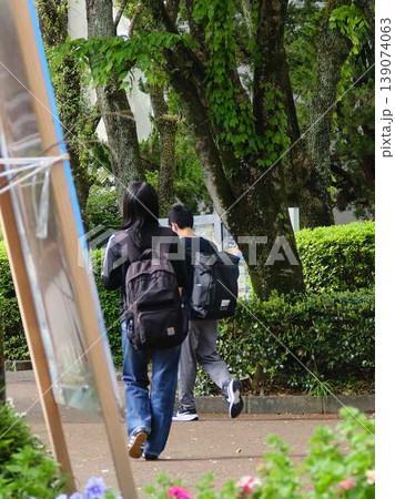 並木道を歩く大学生 並木道を歩く大学生 139074063