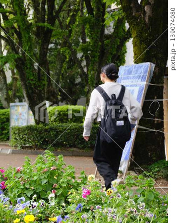 並木道を歩く大学生 並木道を歩く大学生 139074080