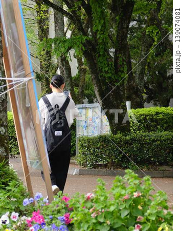 並木道を歩く大学生 並木道を歩く大学生 139074081