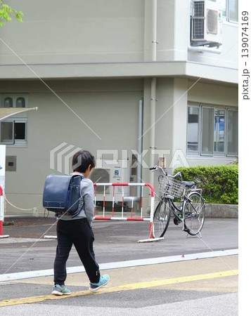 ランドセルを背負って歩く小学生 139074169