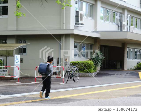 ランドセルを背負って歩く小学生 ランドセルを背負って歩く小学生 139074172