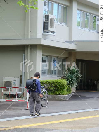 ランドセルを背負って歩く小学生 ランドセルを背負って歩く小学生 139074183