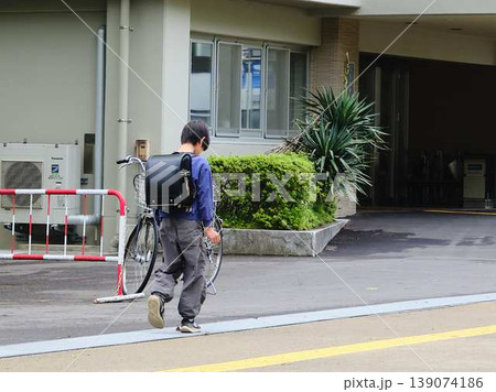 ランドセルを背負って歩く小学生 139074186