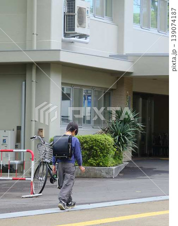 ランドセルを背負って歩く小学生 ランドセルを背負って歩く小学生 139074187