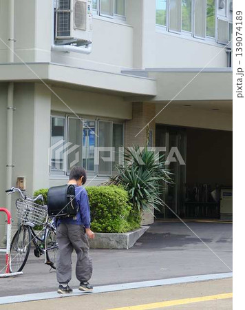 ランドセルを背負って歩く小学生 139074189