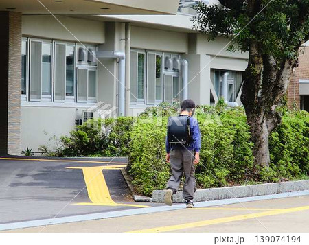 ランドセルを背負って歩く小学生 ランドセルを背負って歩く小学生 139074194