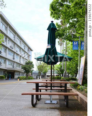大学のパラソル付きベンチ 大学のパラソル付きベンチ 139074222