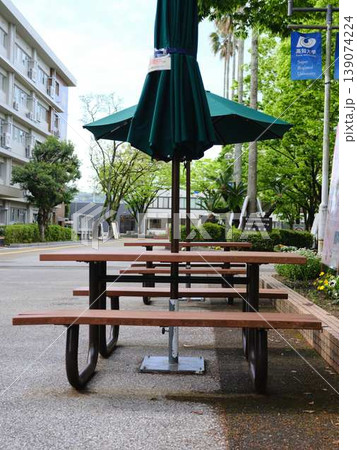 大学のパラソル付きベンチ 139074224