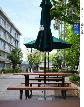 大学のパラソル付きベンチ 139074233