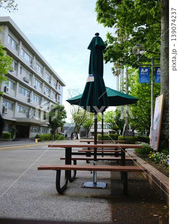 大学のパラソル付きベンチ 139074237