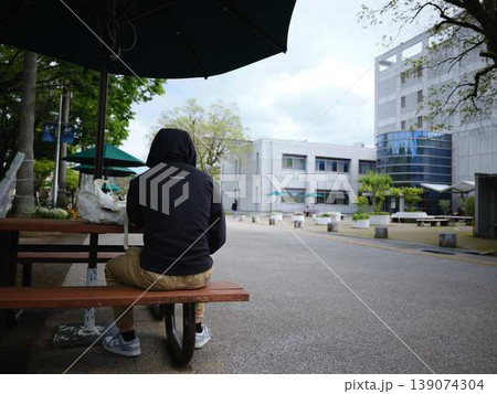 ベンチに座る大学生 ベンチに座る大学生 139074304