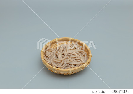 小さいざるに入っているソバ 日本の伝統的麵料理 小さいざるに入っているソバ 日本の伝統的麵料理 139074323