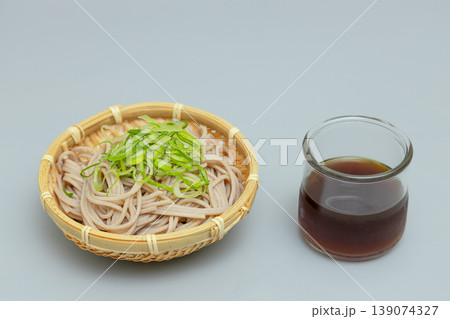 小さいざるに入っているソバ 日本の伝統的麵料理 小さいざるに入っているソバ 日本の伝統的麵料理 139074327