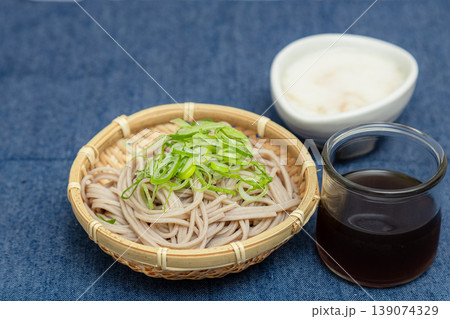 小さいざるに入っているソバ 日本の伝統的麵料理とろろそば 小さいざるに入っているソバ 日本の伝統的麵料理とろろそば 139074329