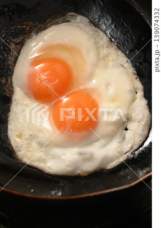 フライパンで作る目玉焼き フライパンで作る目玉焼き 139074332