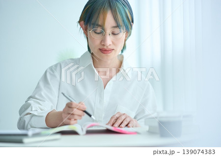 テキストで勉強する女性 テキストで勉強する女性 139074383