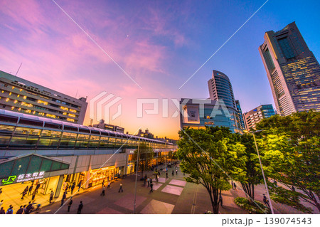 日本の横浜都市景観新景4月21日。夕焼けに映える桜木町駅や横浜ランドマークタワーなどを望む 139074543