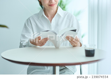 部屋の窓辺で本を読む女性 139074554