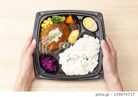 和風ハンバーグ弁当を持つ手元 139074717