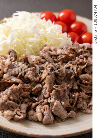 おいしいオーストラリア産肩ロース牛肉の切り落としの焼肉と千切りきゃべつ おいしいオーストラリア産肩ロース牛肉の切り落としの焼肉と千切りきゃべつ 139074734
