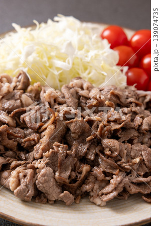 おいしいオーストラリア産肩ロース牛肉の切り落としの焼肉と千切りきゃべつ 139074735