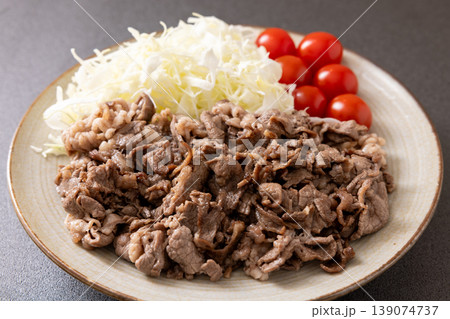 おいしいオーストラリア産肩ロース牛肉の切り落としの焼肉と千切りきゃべつ おいしいオーストラリア産肩ロース牛肉の切り落としの焼肉と千切りきゃべつ 139074737