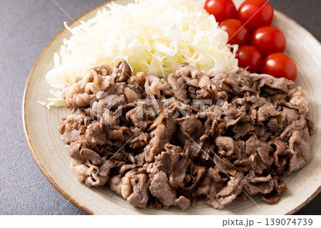 おいしいオーストラリア産肩ロース牛肉の切り落としの焼肉と千切りきゃべつ 139074739