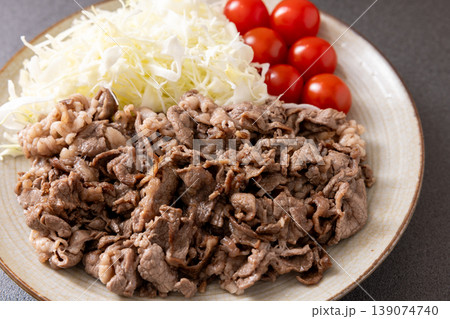 おいしいオーストラリア産肩ロース牛肉の切り落としの焼肉と千切りきゃべつ 139074740