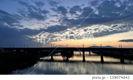 新潟県燕市 中ノ口川の夕暮れ 佐渡橋から望む鉄道橋と美しい空の風景 新潟県燕市 中ノ口川の夕暮れ 佐渡橋から望む鉄道橋と美しい空の風景 139074842