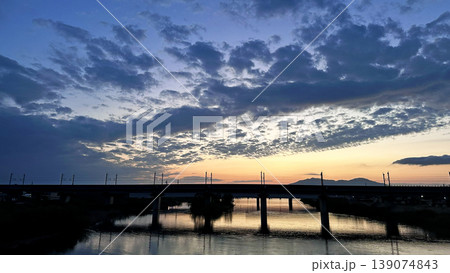 新潟県燕市 中ノ口川の夕暮れ 佐渡橋から望む鉄道橋と美しい空の風景 新潟県燕市 中ノ口川の夕暮れ 佐渡橋から望む鉄道橋と美しい空の風景 139074843