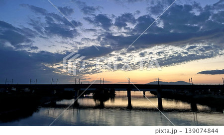 新潟県燕市 中ノ口川の夕暮れ 佐渡橋から望む鉄道橋と美しい空の風景 新潟県燕市 中ノ口川の夕暮れ 佐渡橋から望む鉄道橋と美しい空の風景 139074844
