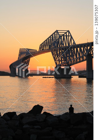東京ゲートブリッジと夕焼けのシルエット 黄昏の東京湾 東京ゲートブリッジと夕焼けのシルエット 黄昏の東京湾 139075307