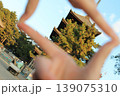 指フレーム越しに見る五重塔　遊び心ある日本の秋 139075310
