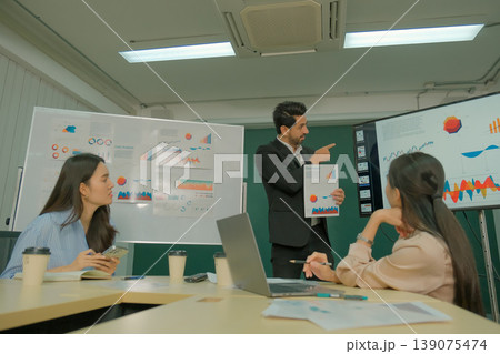 Business people and colleagues are working in the office. Business people and colleagues are working in the office. 139075474