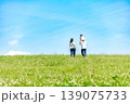 草原を歩く仲良し家族 139075733