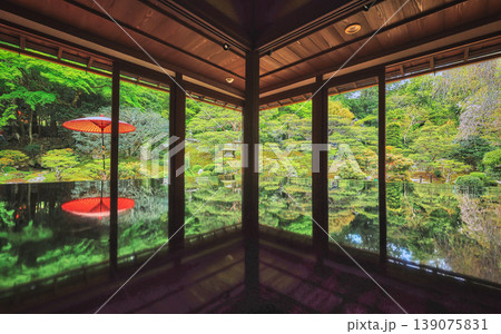 旧竹林院の本堂から新緑を望む 139075831